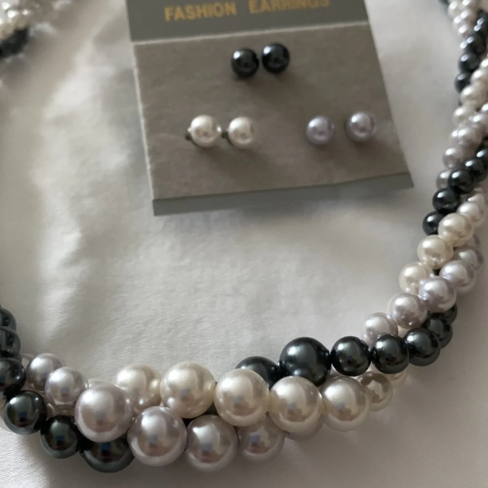 Pearl necklace and 3 pair of Pearl earrings - Picture 2 of 3